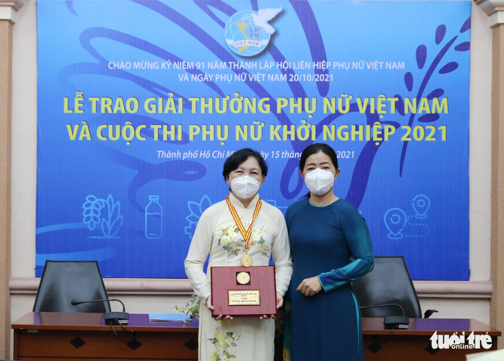 Nữ tư lệnh hồi sức - PGĐ Bệnh viện Chợ Rẫy nhận giải thưởng Phụ nữ Việt Nam năm 2021 - Ảnh 1.