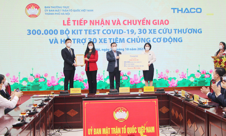 Hà Nội tiếp nhận 60 xe cứu thương, xe tiêm chủng vắc xin lưu động - Ảnh 1.