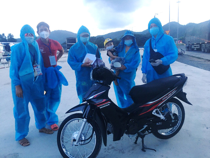 Nhiều người về quê được tặng xe máy mới, giao tận quê khi đi ngang Đà Nẵng - Ảnh 2.