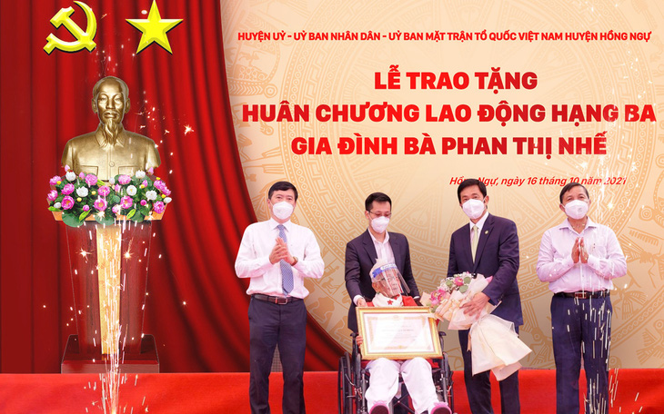 Nhà giáo Phan Thị Nhế được trao tặng Huân chương Lao động hạng ba