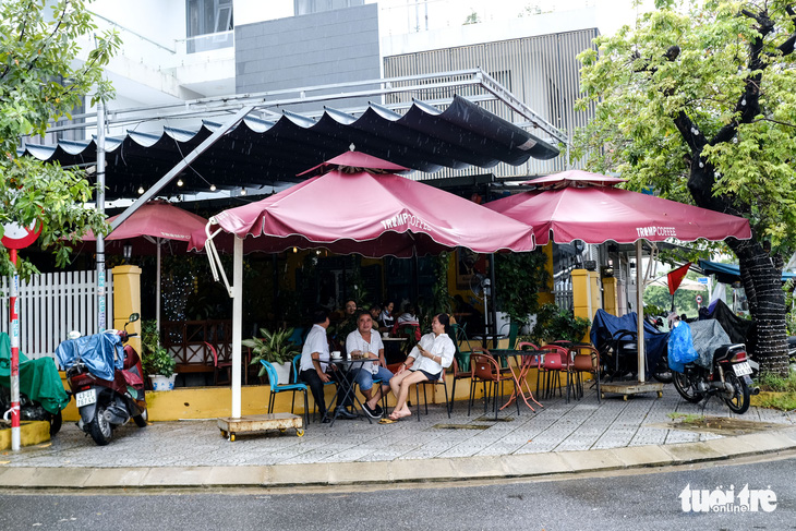 Ngày đầu hàng quán Đà Nẵng mở cửa, khách vui vẻ ăn uống tại chỗ - Ảnh 2.