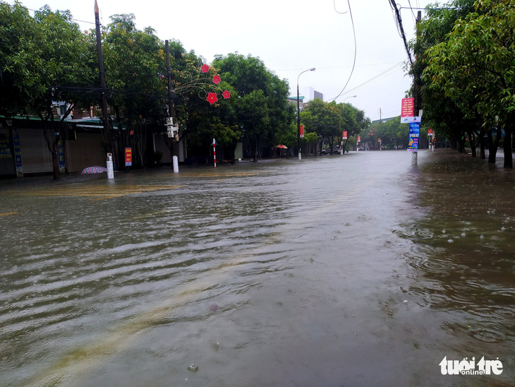 Mưa lớn suốt nhiều giờ, nhiều tuyến phố Hà Tĩnh ngập sâu trong nước - Ảnh 2.