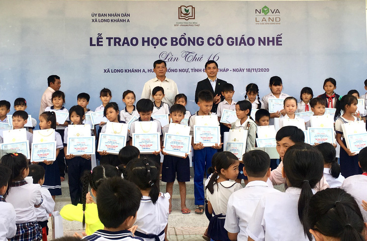 Nhà giáo Phan Thị Nhế được trao tặng Huân chương Lao động hạng ba - Ảnh 2.