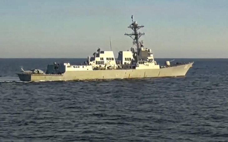 Tàu Nga áp sát để ngăn tàu Mỹ tiếp cận lãnh hải