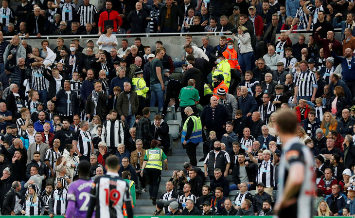 Trận Newcastle - Tottenham bị gián đoạn vì cầu thủ phát hiện sự cố trên khán đài - Ảnh 1.