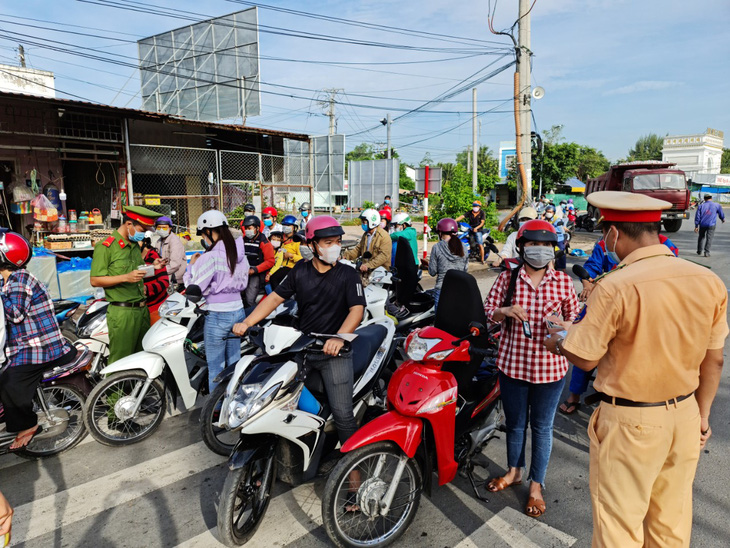 3 tỉnh đầu tiên ở miền Tây ban hành quy định việc đi lại, Sóc Trăng vẫn duy trì các chốt  - Ảnh 1.