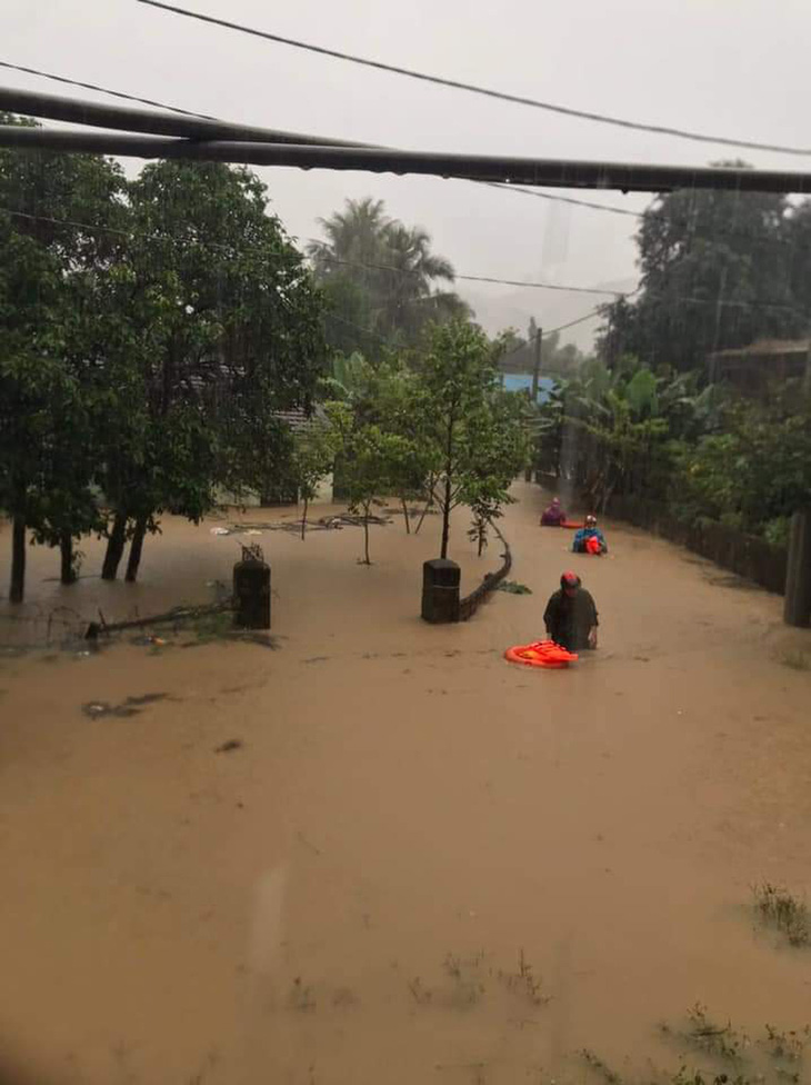 Lũ từ Quảng Bình đến Bình Định đang lên nhanh, mưa vẫn còn rất lớn - Ảnh 4.