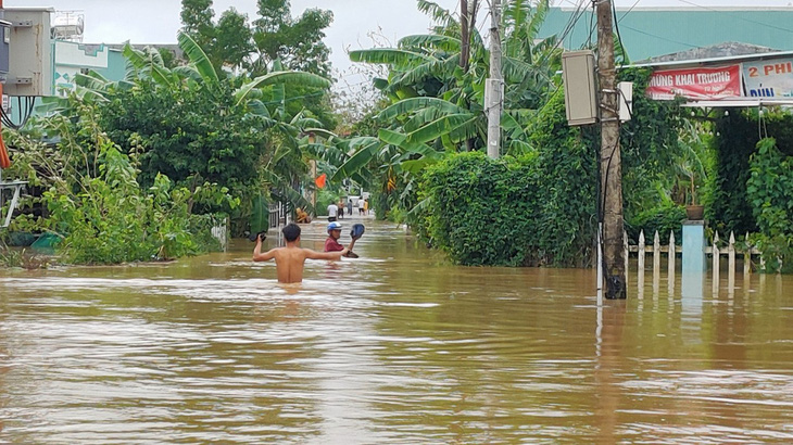 Mưa lũ chưa rút, miền Trung lại có cảnh báo đợt mưa lớn kéo dài gần 1 tuần - Ảnh 1.