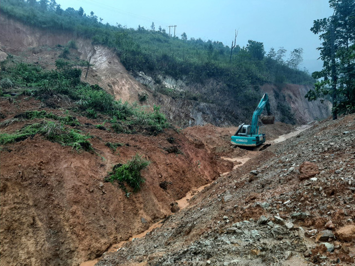 Miền Trung mưa như trút, nước lũ chia cắt nhiều tuyến đường, 3 người mất tích - Ảnh 7.