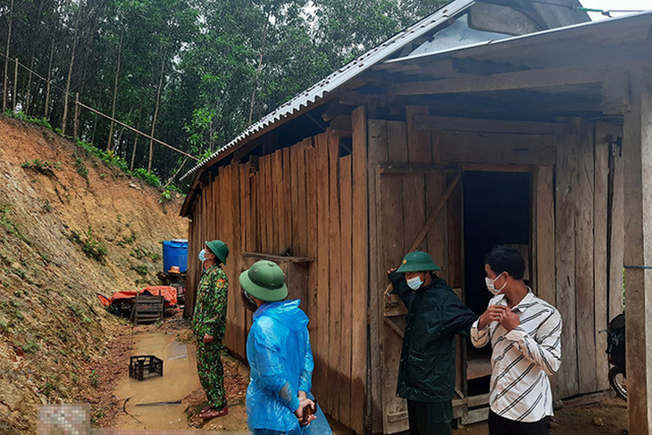 Miền Trung mưa như trút, nước lũ chia cắt nhiều tuyến đường, 3 người mất tích - Ảnh 12.