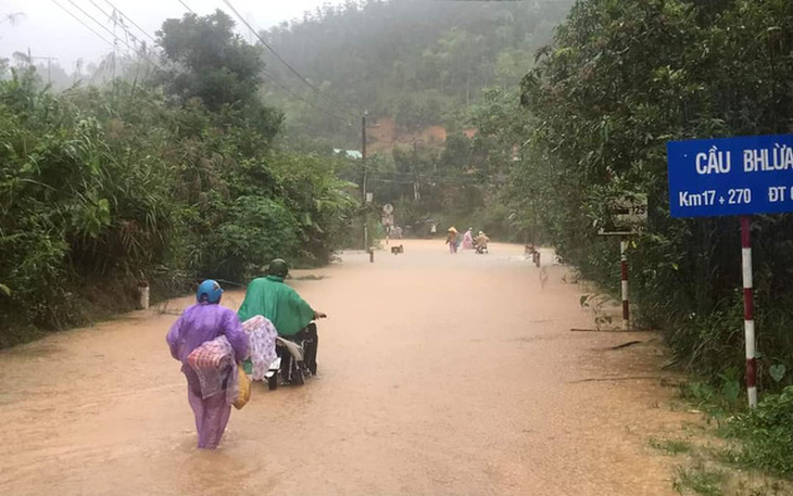 Miền Trung mưa như trút, nước lũ chia cắt nhiều tuyến đường, 3 người mất tích