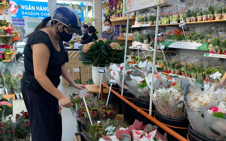 Hàng hoá lễ 20-10 đa dạng nhưng nhu cầu giảm, người bán hoa trái lo ế