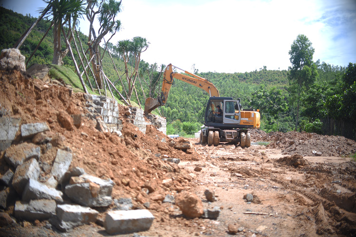 Tháo dỡ công trình trái phép ở khu đất rừng bị san ủi - Ảnh 2.
