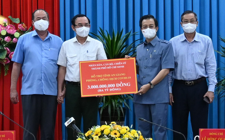 TP.HCM tặng vật tư y tế phòng chống dịch cho An Giang, Đồng Tháp