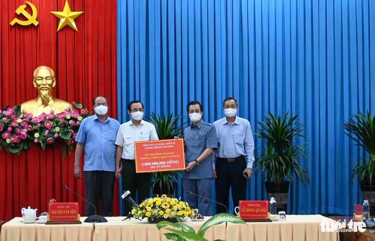 TP.HCM tặng vật tư y tế phòng chống dịch cho An Giang, Đồng Tháp - Ảnh 1.