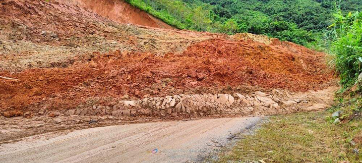 Mưa lớn kéo dài sau bão số 8, sạt lở nghiêm trọng trên quốc lộ 15C - Ảnh 1.