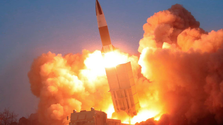 Triều Tiên tiếp tục phóng tên lửa đạn đạo ở khu vực có tàu ngầm - Ảnh 1.