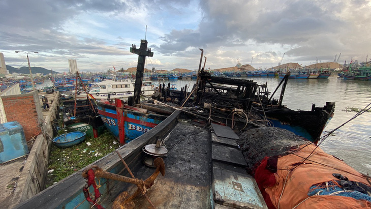 Cháy lớn tại cảng cá Quy Nhơn, 4 tàu cá bị thiêu rụi - Ảnh 4.