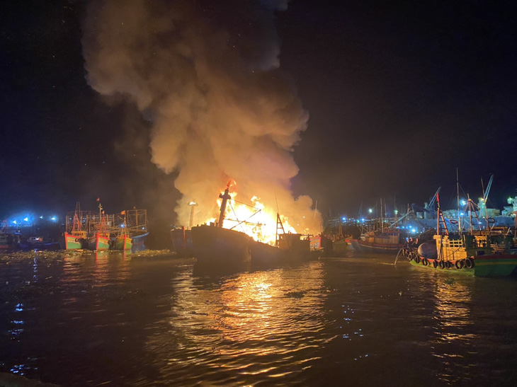 Cháy lớn tại cảng cá Quy Nhơn, 4 tàu cá bị thiêu rụi - Ảnh 3.