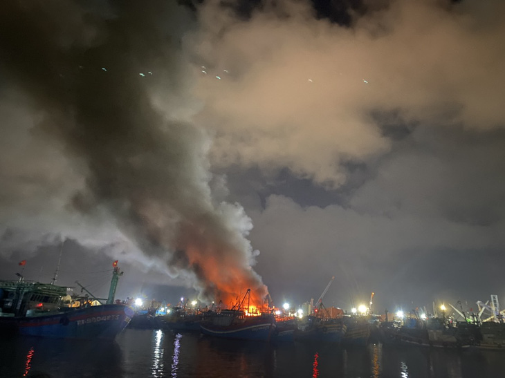 Cháy lớn tại cảng cá Quy Nhơn, 4 tàu cá bị thiêu rụi - Ảnh 2.