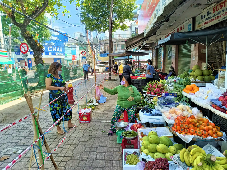 Ngày đầu siêu thị ở Nha Trang mở cửa lại, người dân bỡ ngỡ dùng mã QR - Ảnh 3.