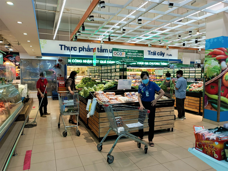 Ngày đầu siêu thị ở Nha Trang mở cửa lại, người dân bỡ ngỡ dùng mã QR - Ảnh 2.
