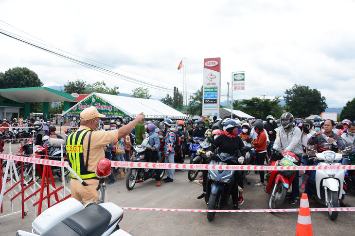 3 tỉnh phối hợp dẫn đường đưa gần 3.000 người dân Ninh Thuận về quê - Ảnh 1.