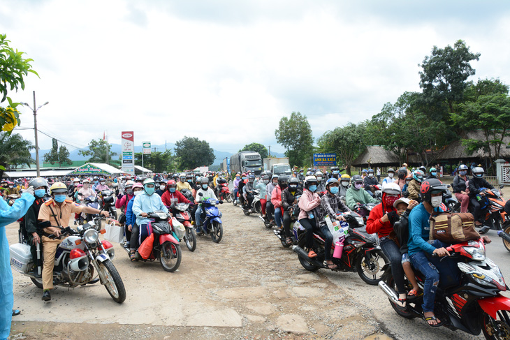 Bình Thuận dừng tất cả chốt kiểm soát dịch trên quốc lộ từ 0h ngày 17-10 - Ảnh 1.