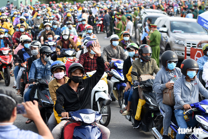 Hơn 3.000 công nhân ở Đồng Nai hò reo, vui mừng khi được CSGT dẫn đường về quê - Ảnh 1.