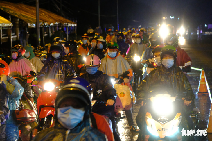 Cảnh sát dẫn đường gần 8.000 người từ Đồng Nai, Bình Dương đi xuyên đêm về Tây Nguyên - Ảnh 1.
