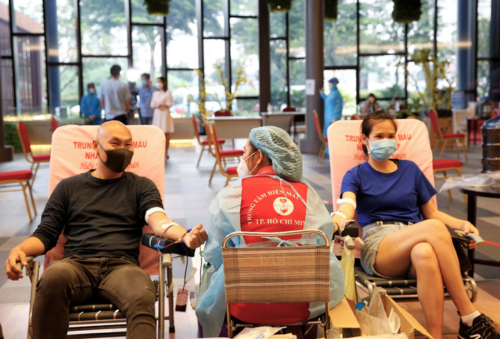 Ngày đầu nới lỏng giãn cách, nhân viên và cư dân Phú Mỹ Hưng tích cực tham gia hiến máu cứu người - Ảnh 2.