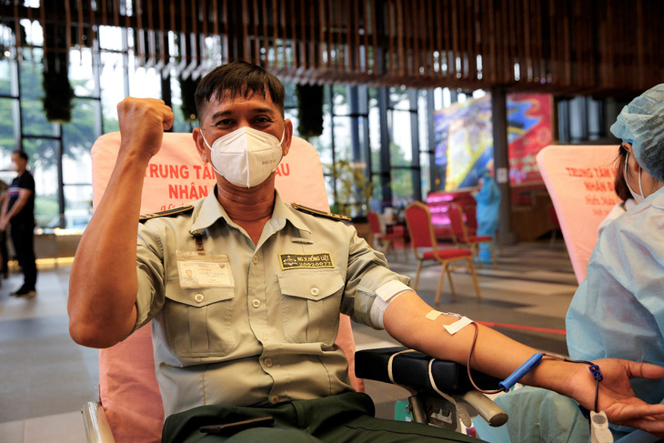Ngày đầu nới lỏng giãn cách, nhân viên và cư dân Phú Mỹ Hưng tích cực tham gia hiến máu cứu người - Ảnh 3.