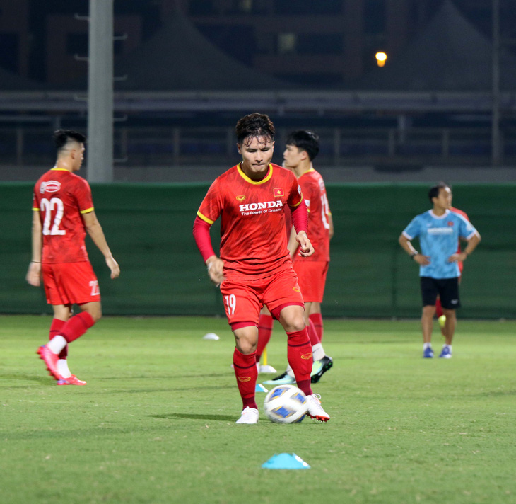 Tuyển Việt Nam tập buổi đầu tiên tại UAE chờ đấu Trung Quốc - Ảnh 4.