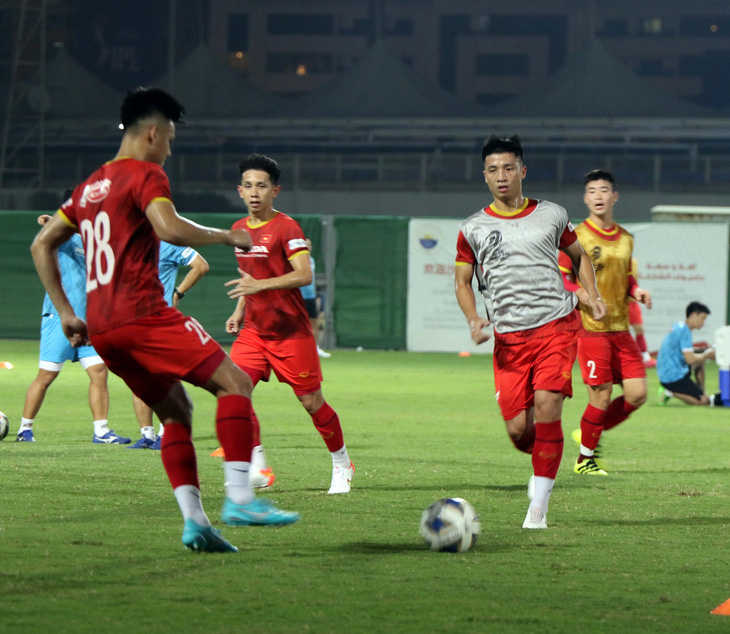 Tuyển Việt Nam tập buổi đầu tiên tại UAE chờ đấu Trung Quốc - Ảnh 1.