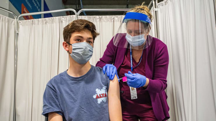 CDC Mỹ: Vắc xin Pfizer có hiệu quả 93% ngăn trẻ 12-18 tuổi nhập viện - Ảnh 1.