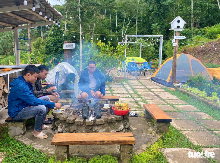 Nghệ An mở cửa cho du lịch nội tỉnh, khách phải tiêm đủ vắc xin và xét nghiệm - Ảnh 1.