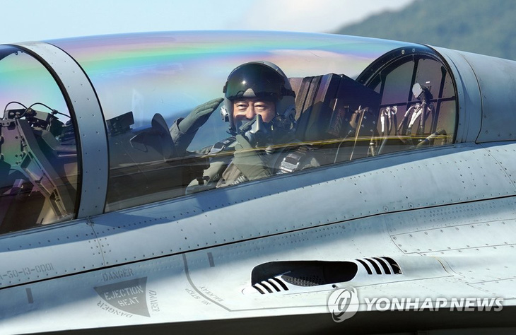 Tổng thống Hàn Quốc ngồi ghế phụ máy bay chiến đấu quảng bá sức mạnh quốc phòng - Ảnh 1.