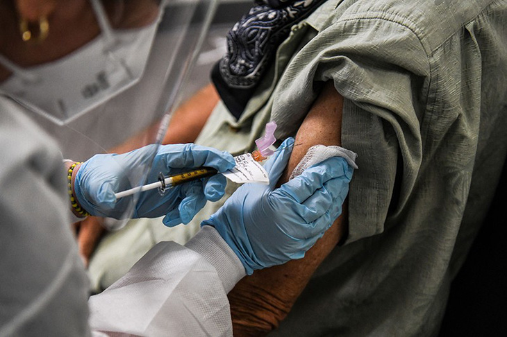 Các hãng đang thử nghiệm nhiều vắc xin đón đầu chặn biến thể mới - Ảnh 1.