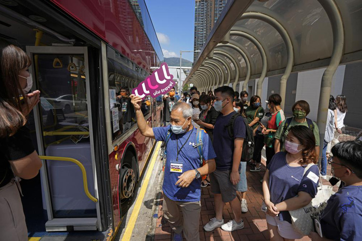 Hong Kong ra mắt tour du lịch ngủ trên xe buýt - Ảnh 1.