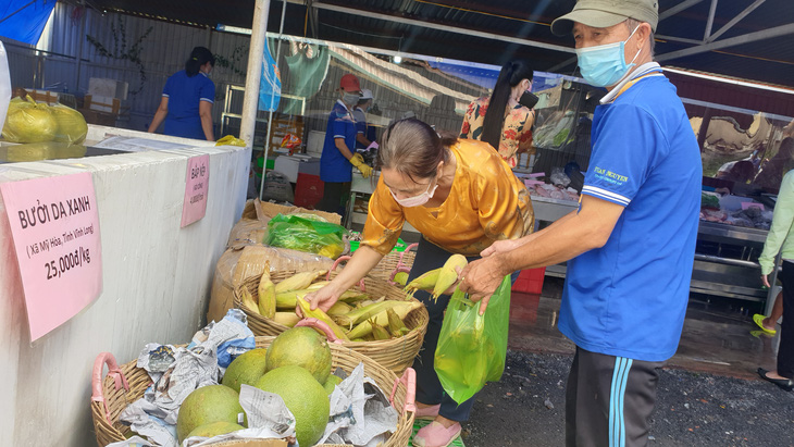 Người dân kéo nhau đi mua thịt, cá, tôm, cua... giá rẻ - Ảnh 5.