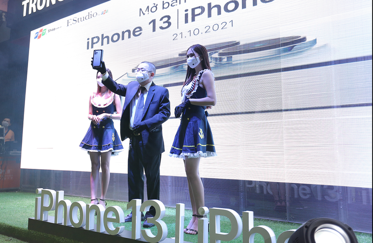 Bất chấp dịch, iPhone 13 vẫn được mua bán rầm rộ - Ảnh 1.