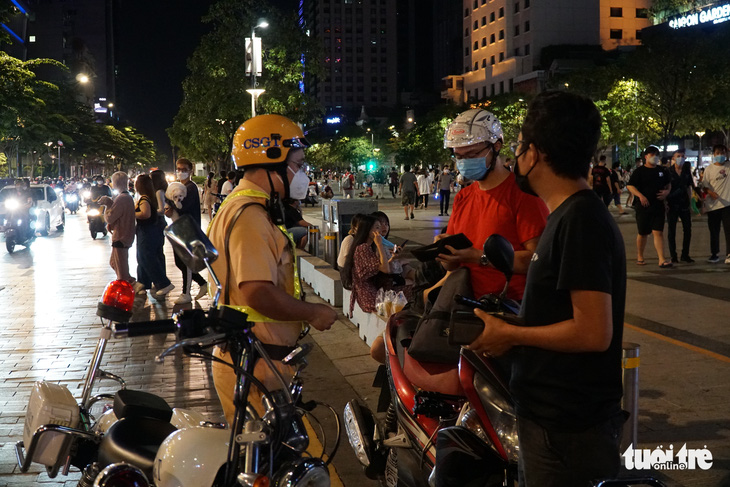Rủ nhau đổ về phố đi bộ Nguyễn Huệ tụ tập, ăn uống: nhiều người dân coi thường 5K - Ảnh 3.