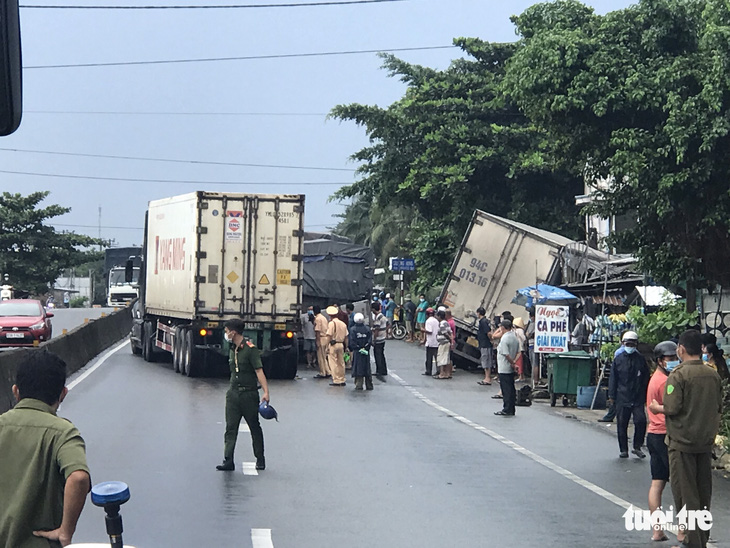 Quốc lộ 1 kẹt xe hơn 10km vì xe tải tông vào chợ - Ảnh 1.