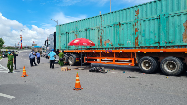 Xe container va chạm với xe điện, 2 nữ sinh tử vong - Ảnh 2.