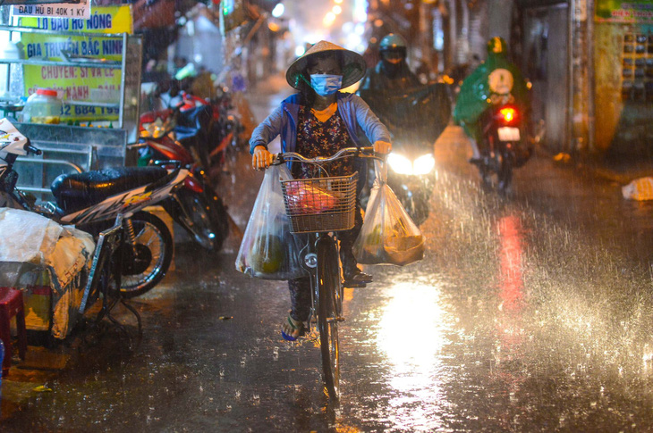 Miền Nam có thể mưa đêm kết hợp triều cường sớm gây ngập đường phố - Ảnh 1.