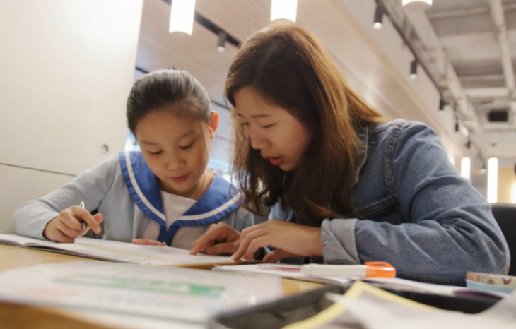 Trung Quốc thông qua luật khuyến khích giáo dục gia đình - Ảnh 1.