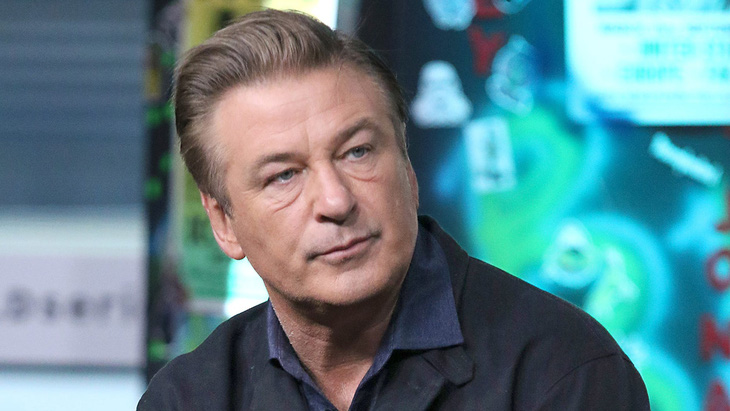 Tài tử Alec Baldwin chia sẻ sau tai nạn bắn chết người, Lê Hoàng lại gây tranh cãi - Ảnh 2.