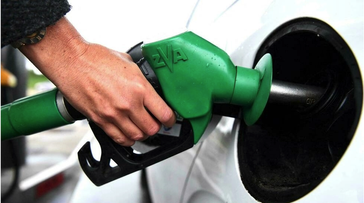 Pháp trợ cấp 100 euro cho người có thu nhập thấp do xăng dầu tăng giá - Ảnh 1.