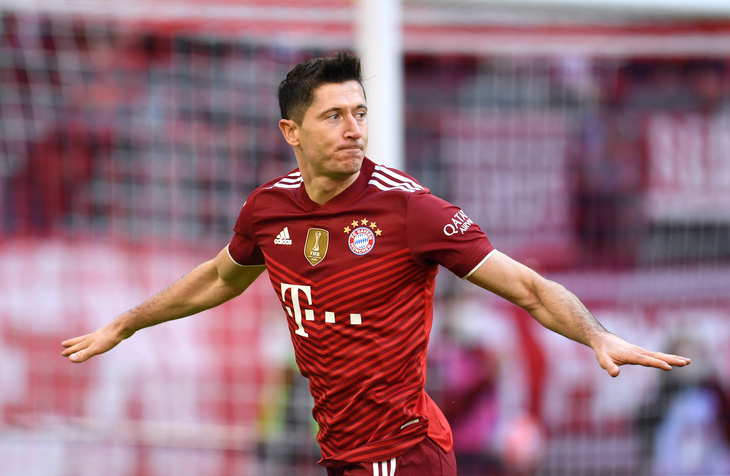 Lewandowski lại ghi bàn giúp Bayern duy trì ngôi đầu - Ảnh 2.