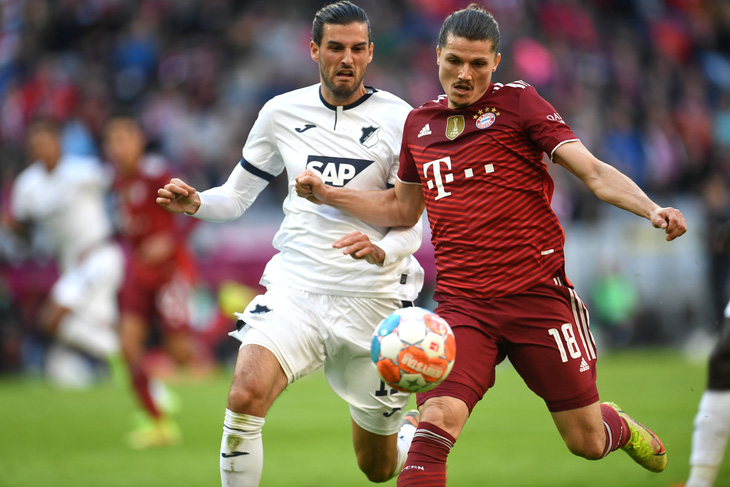 Lewandowski lại ghi bàn giúp Bayern duy trì ngôi đầu - Ảnh 1.